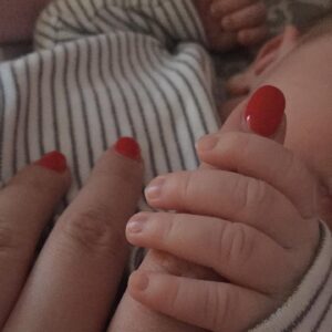 Sarah Knappik Instagram - Kleine Marly, kleine Marly wie soll ich dir diese Welt bloß beschreiben? Wir sind eine komische Welt, aber vielleicht machst du sie zu einem besseren Ort. Du bist mein Plan und meine Hoffnung. Kleine Marly, Kinder verhungern und wir zahlen 122 Millionen für einen Fußballer? Kleine Marly, eine Oma kommt 3 Monate in den Knast, weil sie aus Hunger geklaut hat und Pädophile bekommen Bewährung. Baby Marly, ich würde dich so gerne der Welt zeigen. Aber ich muss dich beschützen vor dem Hass und den lüsternen Augen im Netz. Morgens wenn ich die Augen aufmache, lachst du mich an. Ach Baby Marly, du bist voller Liebe, siehst nur das Gute und vertraust. Ach Baby Marly, alle Frauen und Mädchen sehen irgendwie gleich aus auf Instagram. Makel sind nicht erwünscht. Mama war beim Sport und die Schlange an der Beinpresse war so lang wie im Freizeitpark, denn viele traineren nur noch ihren Po. Ach Baby Marly, im Fernsehen reden sie nur noch über Sex, als ob wir gerade nichts wichtigeres zu besprechen hätten. In manchen Ländern werden kleine Mädchen mit 12 Jahren verheiratet und dürfen keine kleinen Mädchen mehr sein. Ach Baby Marly, ich werde deine heile Welt beschützen wie eine Löwin, damit du immer lachst. Ich werde da sein wenn du irgendwann erwachst und erkennst, dass diese Welt weint und du dann beginnst für das Lachen dieser Welt zu kämpfen.
Deine Mama