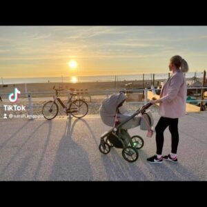 Sarah Knappik Instagram - Kleine Marly

Kleine Marly, dein Lachen ist mein Geschenk. Dein Lachen ist unter meinem
Herzen gewachsen. Kleine Marly, du bist ein Teil Lebensfreude von mir. Kleine Marly deine Löwenmama hat das erste Mal Angst. Angst, dass dir diese Welt dein Lachen nehmen könnte. Ich schaue in den Himmel und frage mich, ob jemand zusieht. Ob es demjenigen gefällt. Frage mich, warum Menschen so kalt geworden sind oder sind sie schon kalt geboren? Wie kann man auf Kinder schießen? Wie können wir Krieg verantworten? Kleine Marly, höre weg! Kleine Marly, sieh weg! Vielleicht werde ich immer breiter, weil ich dir die Sicht auf das Unglück dieser Welt vorenthalten will. Mein Körper als Mauer zur Außenwelt. Meine Tränen vom
Winde verweht. Kein Lachen in den Augen der Menschen. Ein Lachen unter ihren Masken sehe ich nicht. Würde man bloß unsere Kinder in Deutschland so schützen, wie der Papst den Vatikanstaat. Fritzel soll frei kommen? 3000 mal seine eigene Tochter vergewaltigt und 6
Kinder gezeugt? Schützt diese Welt vor Kindesmissbrauch! Jeder Vergewaltiger gehört für immer hinter Gitter, lebensunwürdig wie sie sind. Ich akzeptiere als Grund für derartiges  Verhalten keine Psychekranken-Ausreden mehr!
Denn wenn ich mir diese Welt so ansehe, sind wir alle psychisch krank. Unser Alltag ist die Kindheit unserer Kinder... Gedicht von Sarah Knappik Impressionen einer liebenden Mutter