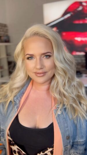 Sarah Knappik Instagram - Miss Sarah K. 💜 @sarahknappik 🥰

#hairandmakeupbyme @ninag_makeup #ninagmakeup 
#makeupartist #celebritymakeupartist #beauty