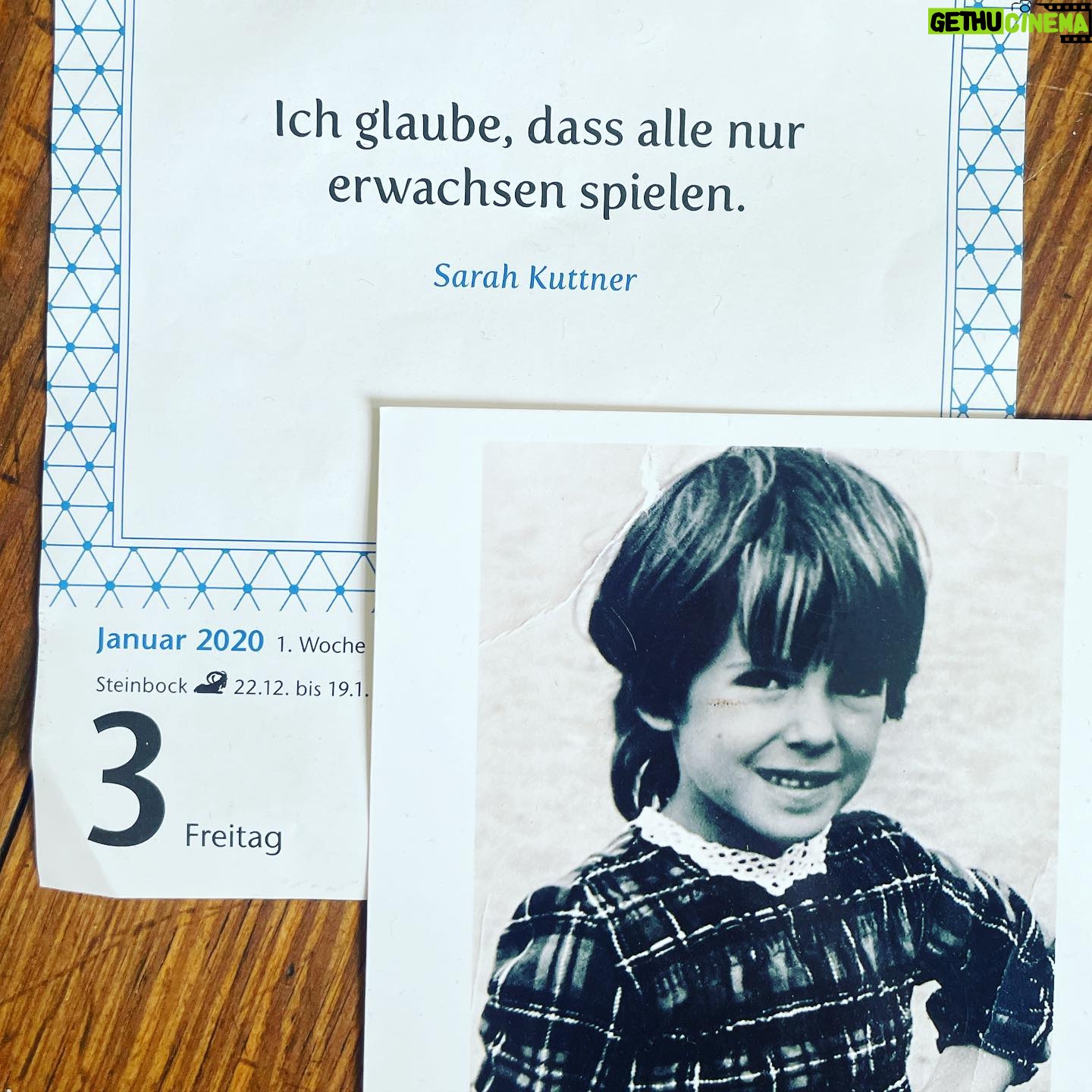 Sarah Kuttner - 1.8K Likes - #umzugsschätze Word! Gesendet in einem Erwachsenen-Kostüm. 👊🏼❤️