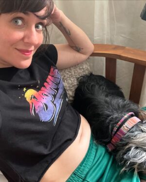 Sarah Kuttner Instagram - Hi! Happy Feierabend und schöne Grüße von meinem Bauch und meinem Hund. Wir drei lassen jetzt alles hängen, und hoffen auf geiles Abendbrot vom Gatten. Was esst ihr heute zum Abendbrot? Macht mich hungrig und neidisch! Shoot! #feierabend