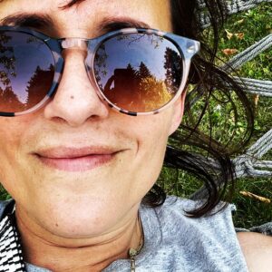 Sarah Kuttner Instagram - Letztes Mal HäMa im Wochenendgrundstück. Coming soon: erstes Mal HäMa im Fürimmergrundstück! Stay tuned. Und weird! Macht irgendwer von euch heute auch was zum letzten Mal? Oder zum ersten? Shoot! Ich bin ganz Auge!