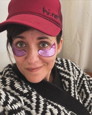 Sarah Kuttner Instagram - Hi. Na? Mir geht es endlich besser und das fetzt. Wie geht es euch? In 2 Adjektiven! Shoot! #wiegehtesdirwirklich