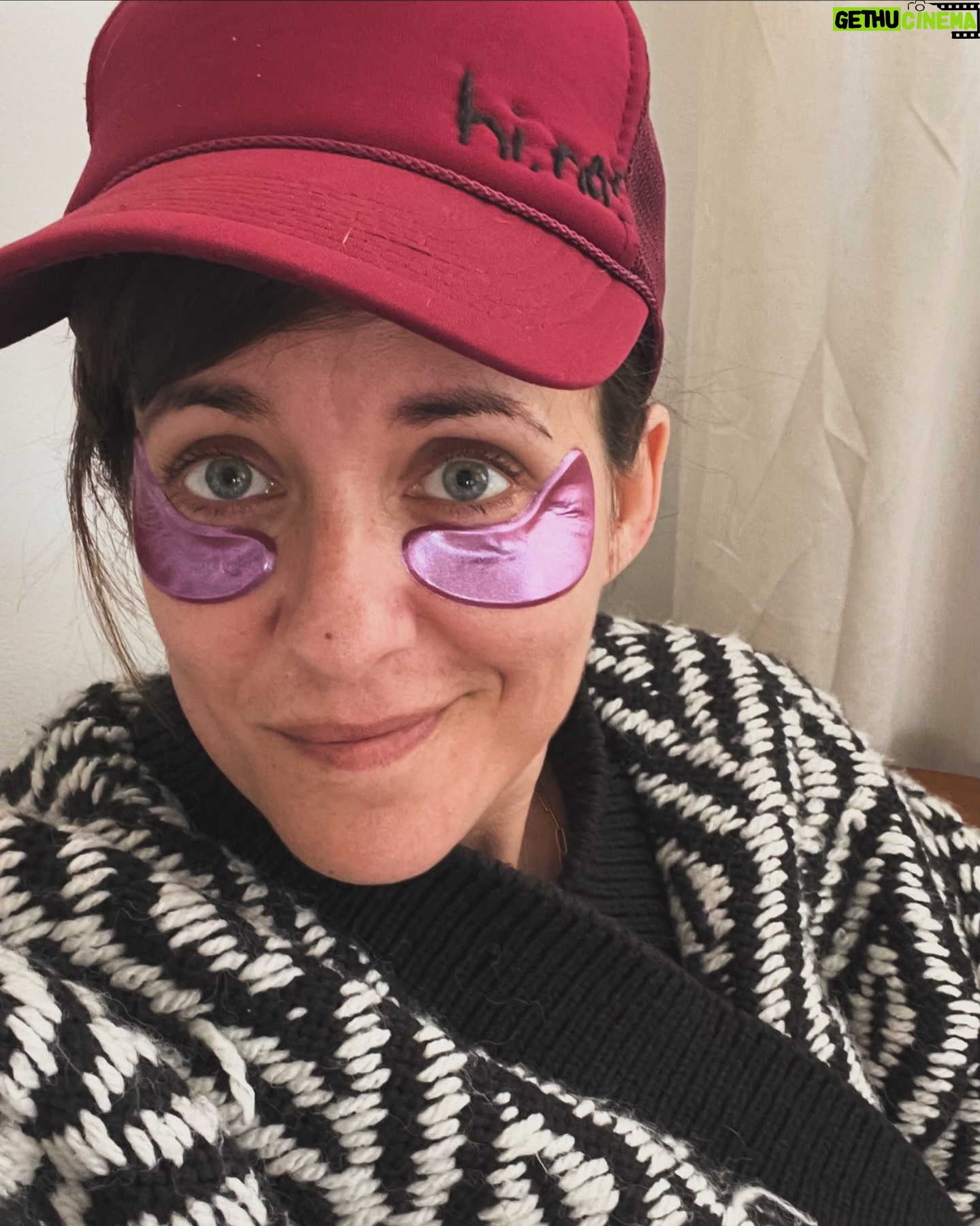 Sarah Kuttner - 1.5K Likes - Hi. Na? Mir geht es endlich besser und das fetzt. Wie geht es euch? In 2 Adjektiven! Shoot! #wiegehtesdirwirklich