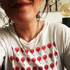 Sarah Kuttner Instagram - Happy Feierabend, ihr Nasen! Beine hoch, Wampe voll, bullshit glotzen! Und wer nur in Ruhe heulen will: es ist deine Party! Macht, was sich gut anfühlt! In 3…2…1! 🚀#feierabend