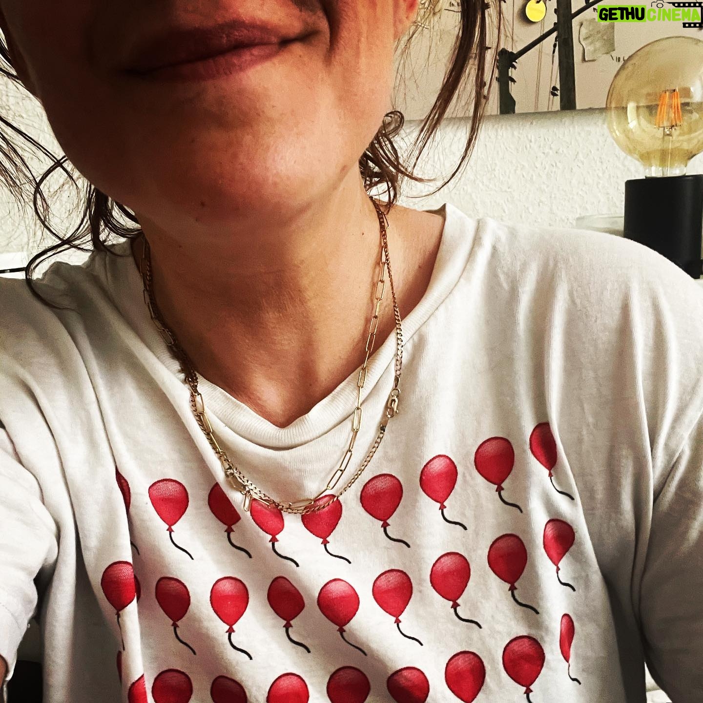 Sarah Kuttner - 1.3K Likes - Happy Feierabend, ihr Nasen! Beine hoch, Wampe voll, bullshit glotzen! Und wer nur in Ruhe heulen will: es ist deine Party! Macht, was sich gut anfühlt! In 3…2…1! 🚀#feierabend