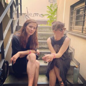 Sarah Kuttner Instagram - Neue Folge BuK is out! Katrin war in Italien im Urlaub und hat dort, unter Anderem, moderne Männerrituale auf dem See beobachtet. Und wie gerne wir beide richtig gut italienisch sprechen können wollen! Stattdessen konnten (ja, Vergangenheit) wir früher mal Latein und Russisch. Kann man sich heute auch nichts mehr von kaufen. Genauso wie von Sani-Bons. Da deckt Katrin nen ziemlich großen Skandal auf! Ähnlich, wie als sie mir von den Idaho-Murders erzählen wollte. Detektiv Kuttner weiß aber bereits alles über den Fall! Fast. Die Diskussion führt letztendlich zu dem vielleicht dümmsten Satz, den ich je laut gesagt habe, und am Ende stellt sich raus, dass ich laut Katrin einfach nur „entspannter im Schlüppibereich“ werden muss. Nun. „Bauerfeind und Kuttner“ - Überall do es Podcasts gibt!