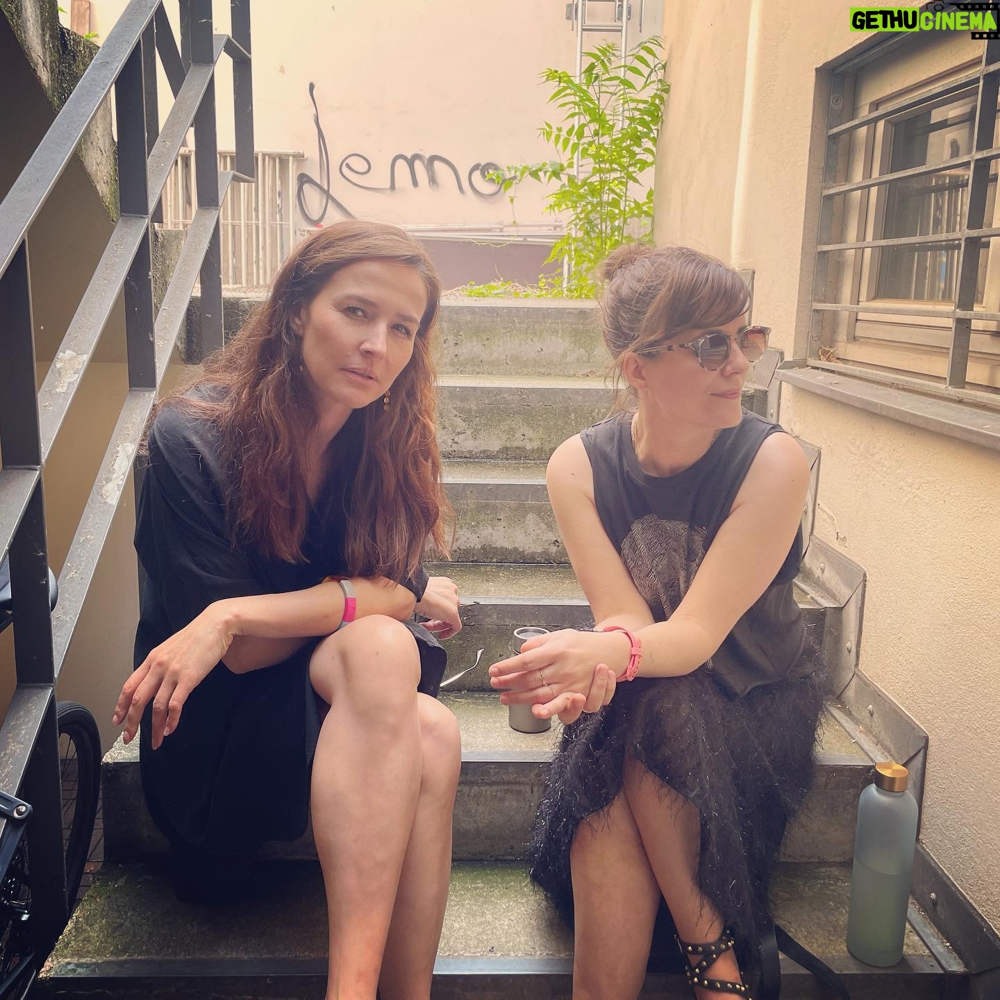 Sarah Kuttner - 2K Likes - Neue Folge BuK is out! Katrin war in Italien im Urlaub und hat dort, unter Anderem, moderne Männerrituale auf dem See beobachtet. Und wie gerne wir beide richtig gut italienisch sprechen können wollen! Stattdessen konnten (ja, Vergangenheit) wir früher mal Latein und Russisch. Kann man sich heute auch nichts mehr von kaufen. Genauso wie von Sani-Bons. Da deckt Katrin nen ziemlich großen Skandal auf! Ähnlich, wie als sie mir von den Idaho-Murders erzählen wollte. Detektiv Kuttner weiß aber bereits alles über den Fall! Fast. Die Diskussion führt letztendlich zu dem vielleicht dümmsten Satz, den ich je laut gesagt habe, und am Ende stellt sich raus, dass ich laut Katrin einfach nur „entspannter im Schlüppibereich“ werden muss. Nun. „Bauerfeind und Kuttner“ - Überall do es Podcasts gibt!