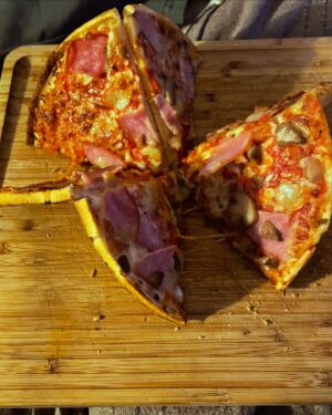 Sarah Kuttner Instagram - Mein Mann kühlt zu heiße Tiefkühlpizza übrigens so. Denn wir essen gern UMGEHEND! Ich bin komplett in awe, noch nie gesehen sowas! Hat er das Rad neu erfunden oder sind das alte News? Woran verbrennt ihr euch regelmäßig die Fresse, weil ihr kleine, ungeduldige, dopaminsüchtige Hamster seid? Shoot!