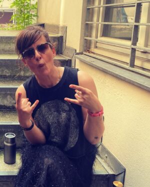Sarah Kuttner Instagram - Ich hasse es, fotografiert zu werden. Ich finde kein angemessenes Gesicht. Und dann mache ich aus lauter Schreck oft sowas. (Nicht im Bild: @fraubauerfeind, die ihr Gesicht sehr gut im Griff hat!)
