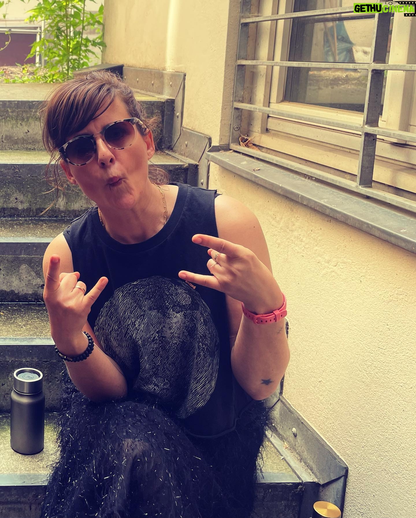 Sarah Kuttner - 1.5K Likes - Ich hasse es, fotografiert zu werden. Ich finde kein angemessenes Gesicht. Und dann mache ich aus lauter Schreck oft sowas. (Nicht im Bild: @fraubauerfeind, die ihr Gesicht sehr gut im Griff hat!)