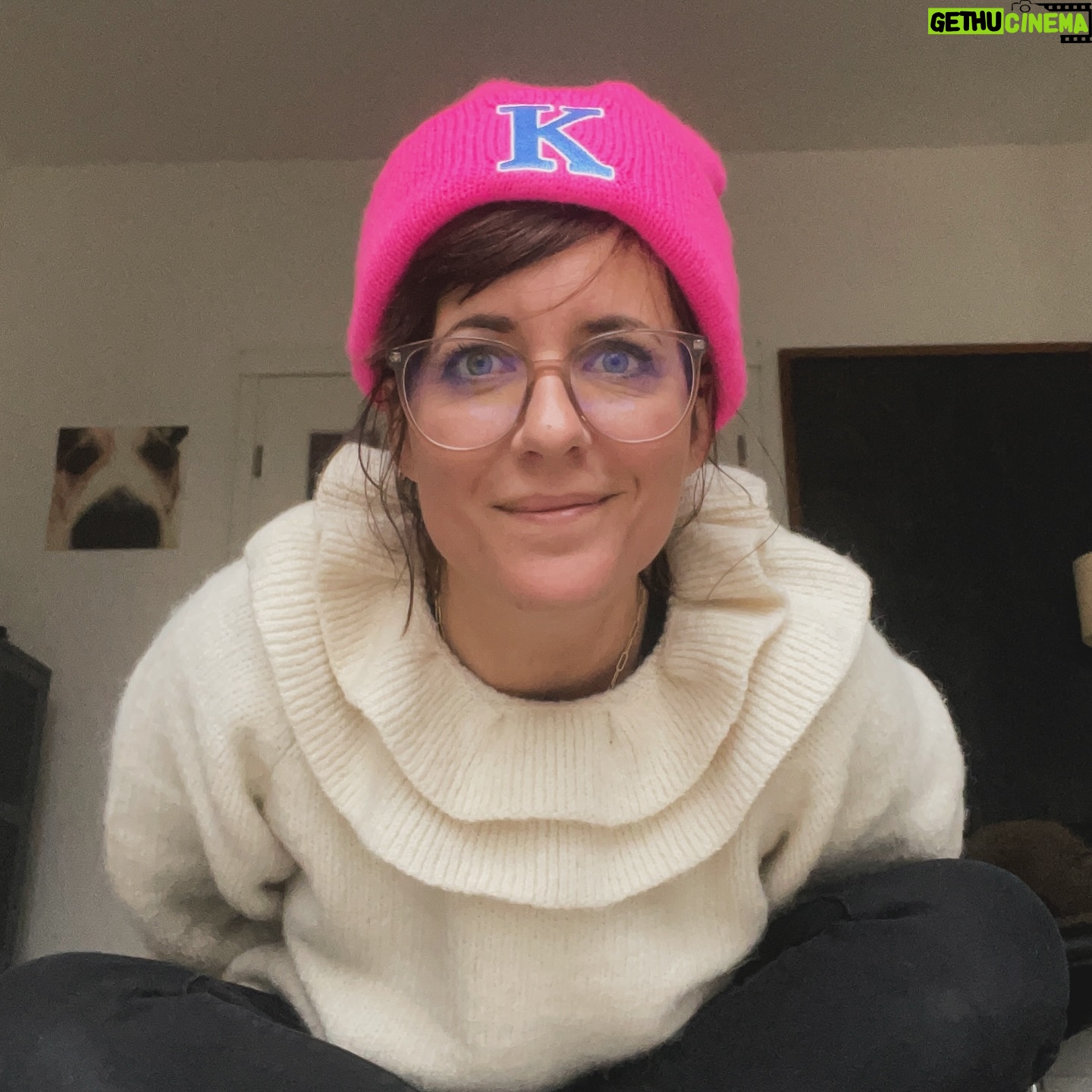 Sarah Kuttner - 2.5K Likes - Happy New Yeah, ihr! Der heutige Dienstag ist ja im Grunde wie ein Montag. Nach einem sehr langen Wochenende mit Überfressung. Daher hab ich mich extra fröhlich angezogen. Vielleicht unterstützt das ja mein Gehirn, an einem so arbeitsreichen Tag. Wie geht es euch in zwei Adjektiven? Shoot!