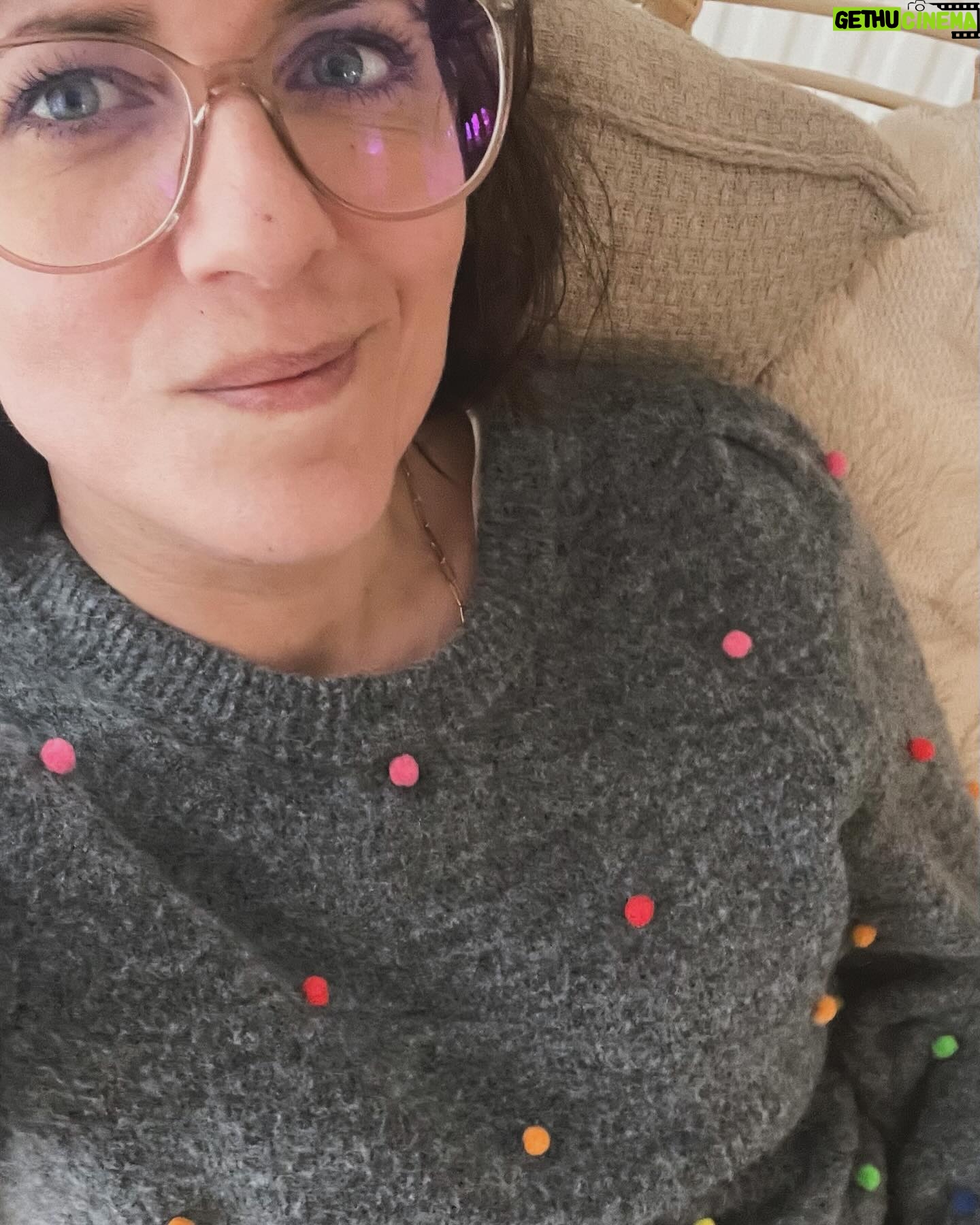 Sarah Kuttner - 1.8K Likes - Konfettipullover! Selbstgemacht! Super einfach! Und fun! Guten Rutsch! 🎉🎊#diyfashion #konfetti #silvester2023