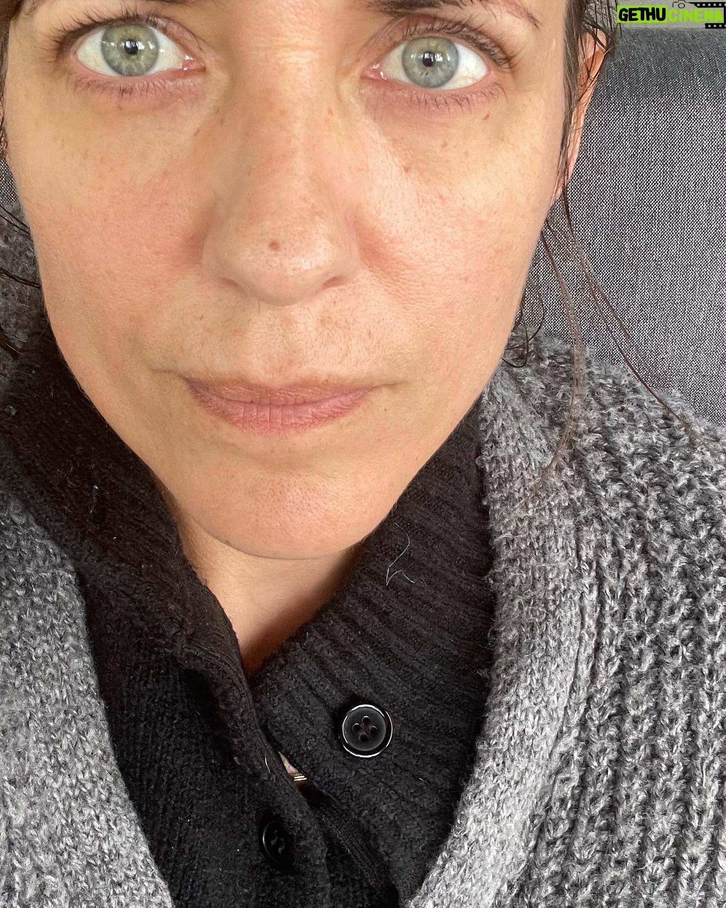 Sarah Kuttner - 1.6K Likes - #müdi but ungewohnt glücklich. Stichwort #umzugswoche. Wie gehts euch in zwei Adjektiven? Shoot! 😘