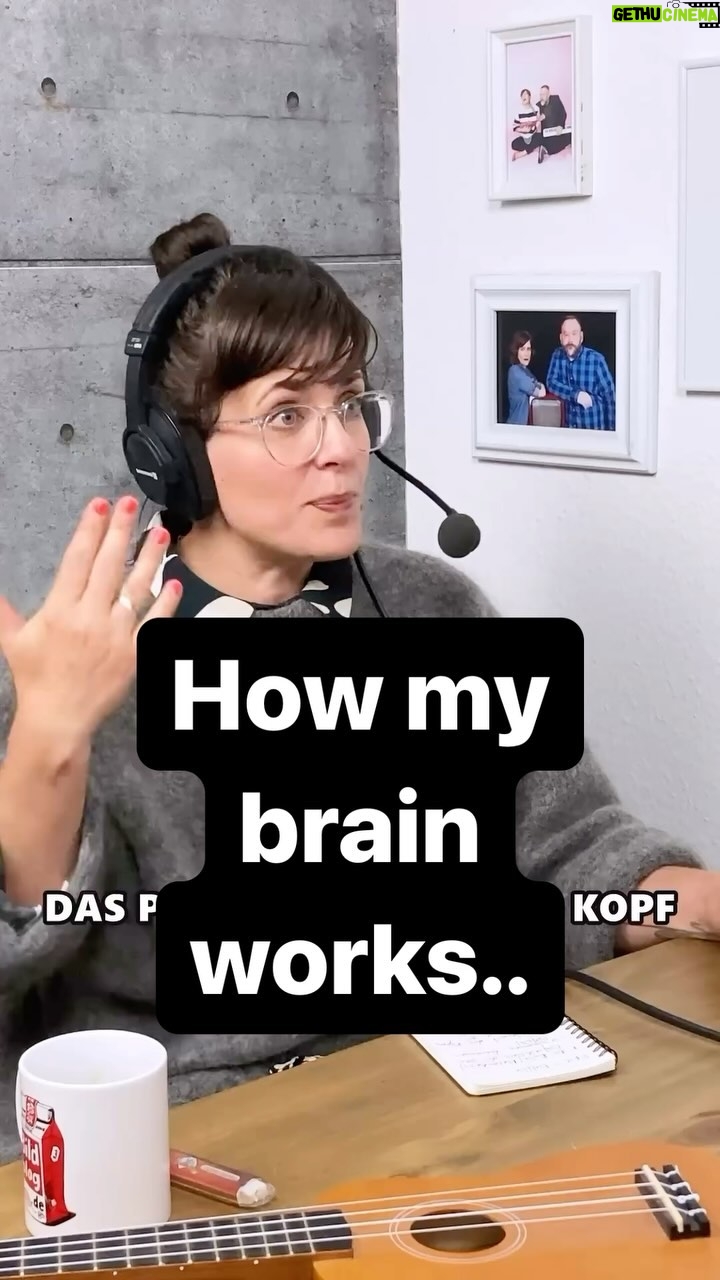 Sarah Kuttner - 1.5K Likes - Is echt so!! Ich kann Dinge nicht NICHT sagen. Es fühlt sich irgendwie falsch an. Schon immer. Naja. Mehr in „Das kleine @Fernsehballett“. Nur auf @podimo_de
