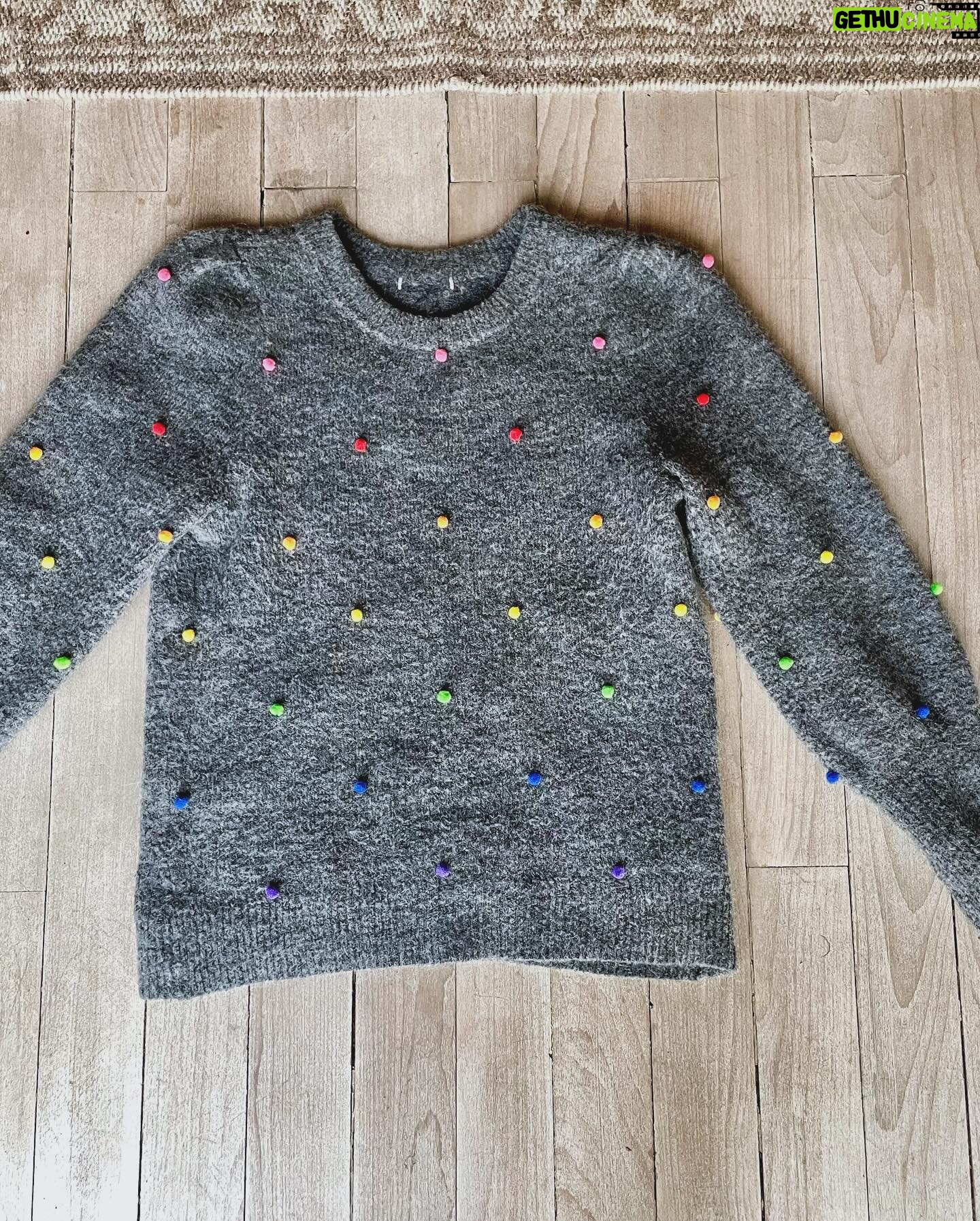 Sarah Kuttner - 1.8K Likes - Konfettipullover! Selbstgemacht! Super einfach! Und fun! Guten Rutsch! 🎉🎊#diyfashion #konfetti #silvester2023