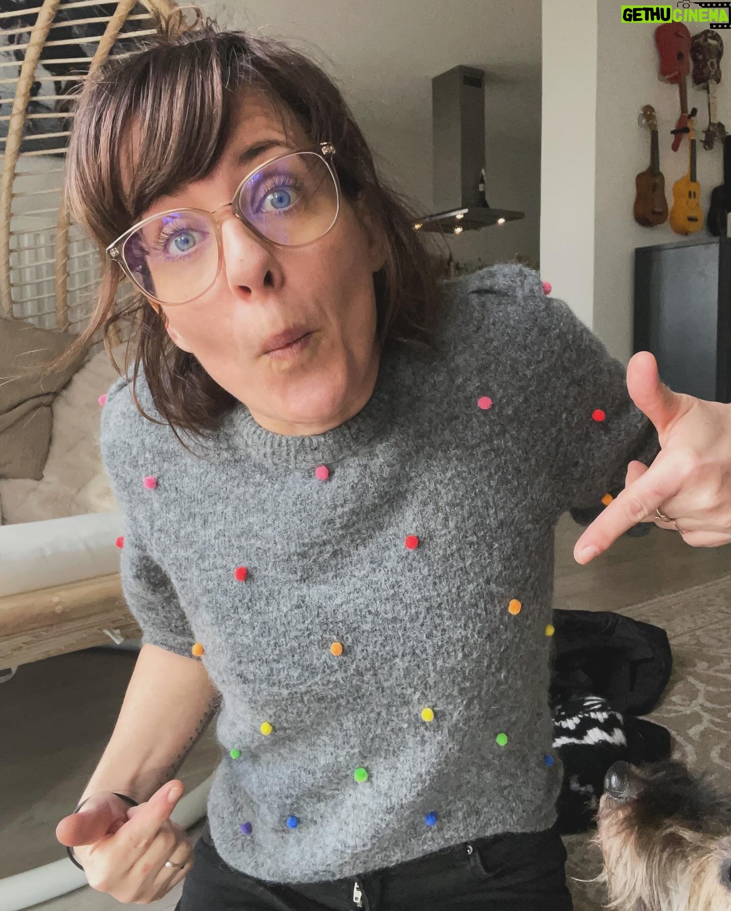 Sarah Kuttner - 1.8K Likes - Konfettipullover! Selbstgemacht! Super einfach! Und fun! Guten Rutsch! 🎉🎊#diyfashion #konfetti #silvester2023