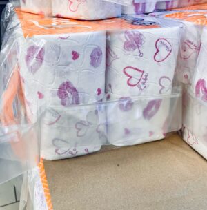 Sarah Kuttner Instagram - Neulich am Valentinstag gab es das im Supermarkt. Es ist auf so vielen Ebenen falsch, dass ich doch einigermaßen beeindruckt war. Gibt es irgendeine sinnvolle Verknüpfung? Vielleicht, weil Liebe durch den Magen geht? Oder ist es eine V-Day-Kritik? Ist „kiss my a**“, was der Ideenhaber sagen will? Helft mir Sinn daraus zu machen! Shoot!
Ps: Valentinstag ist großer Quatsch, der im schlimmsten Fall einsame Menschen noch einsamer macht. Vielleicht ist das der Sinn von Romantik-Klopapier? So viele Fragen!