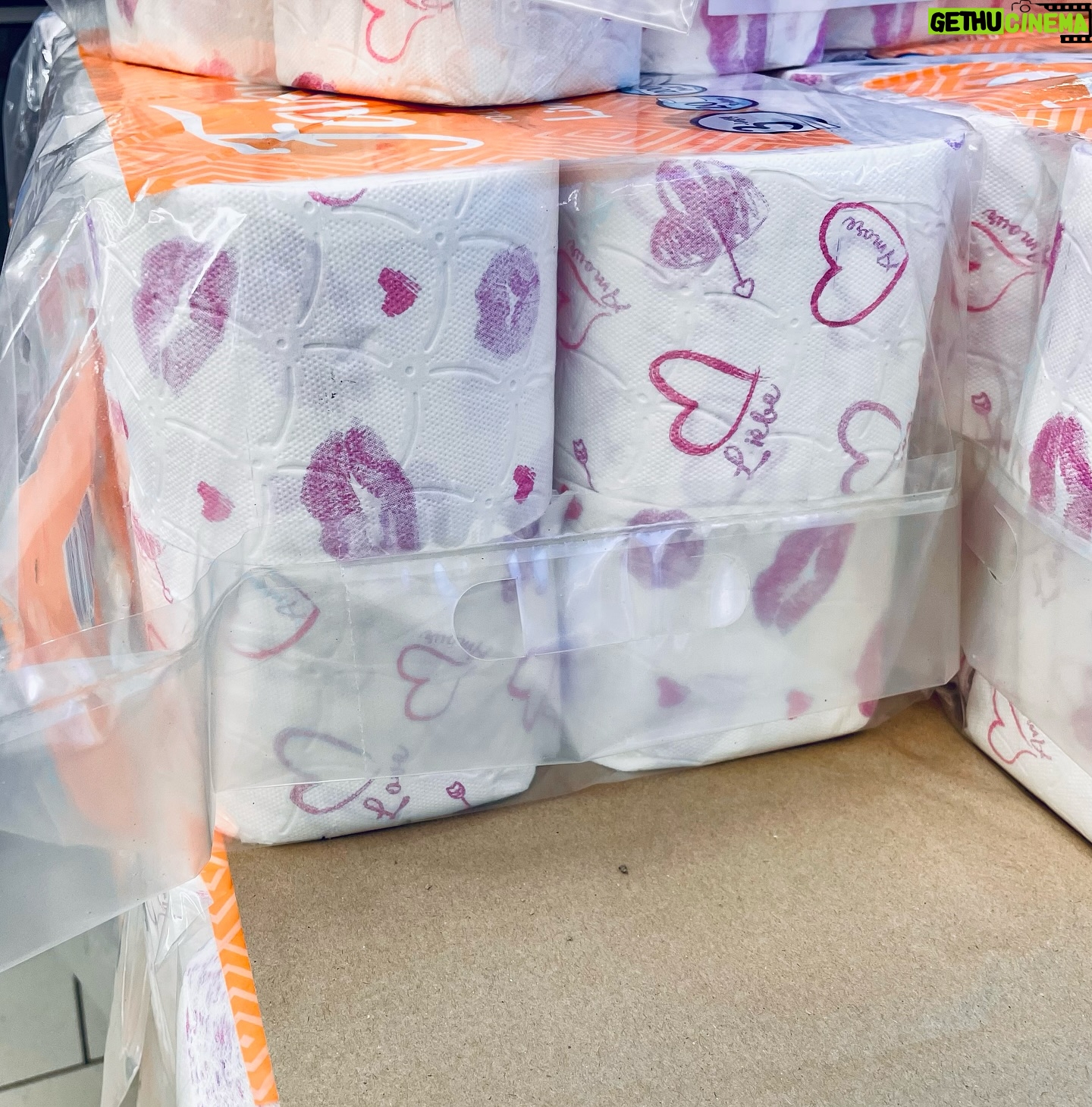 Sarah Kuttner - 1.4K Likes - Neulich am Valentinstag gab es das im Supermarkt. Es ist auf so vielen Ebenen falsch, dass ich doch einigermaßen beeindruckt war. Gibt es irgendeine sinnvolle Verknüpfung? Vielleicht, weil Liebe durch den Magen geht? Oder ist es eine V-Day-Kritik? Ist „kiss my a**“, was der Ideenhaber sagen will? Helft mir Sinn daraus zu machen! Shoot!
Ps: Valentinstag ist großer Quatsch, der im schlimmsten Fall einsame Menschen noch einsamer macht. Vielleicht ist das der Sinn von Romantik-Klopapier? So viele Fragen!