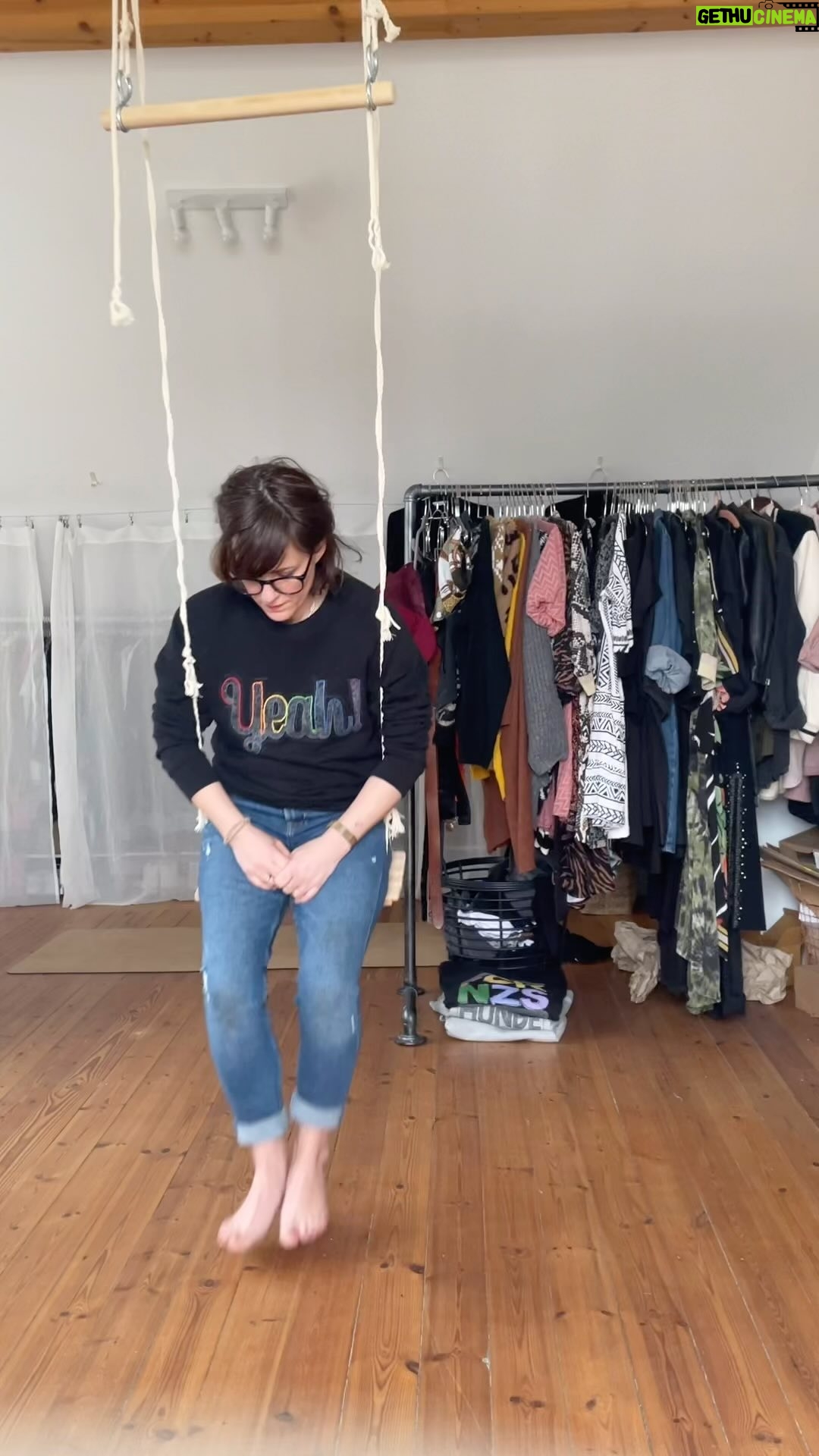 Sarah Kuttner - 5.1K Likes - Just hanging in there.
Btw: Schaukel mit Blick auf Fenster ist nicht nur fun, sondern auch krass beruhigend!
Whoop.