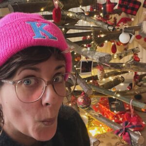 Sarah Kuttner Instagram - People! Ich wünsche euch gute Weihnachtsfeiertage! Ganz egal, wie sie aussehen: ob klassisch mit Menschen und Glitzer, oder ob alleine und ohne Glitzer. Sorgt dafür, dass es euch gut geht! Folgt eurem Herz und Bauch und lasst euch nicht unterdrücken oder unterkriegen oder unterfüttern. Ich denke an euch, bin dankbar für euch, und schätze eure Weirdness! Ich küsse euer Herz (und eure Haustiere!)
❤️👊🏼🎄 Wer heute echt zu kämpfen hat, der mag vielleicht zu keinerbleibtallein.net gehen, da kann man gemeinsam kämpfen! Passt auf euch auf! 

#froheweihnachten #frohesfest #keinerbleibtallein