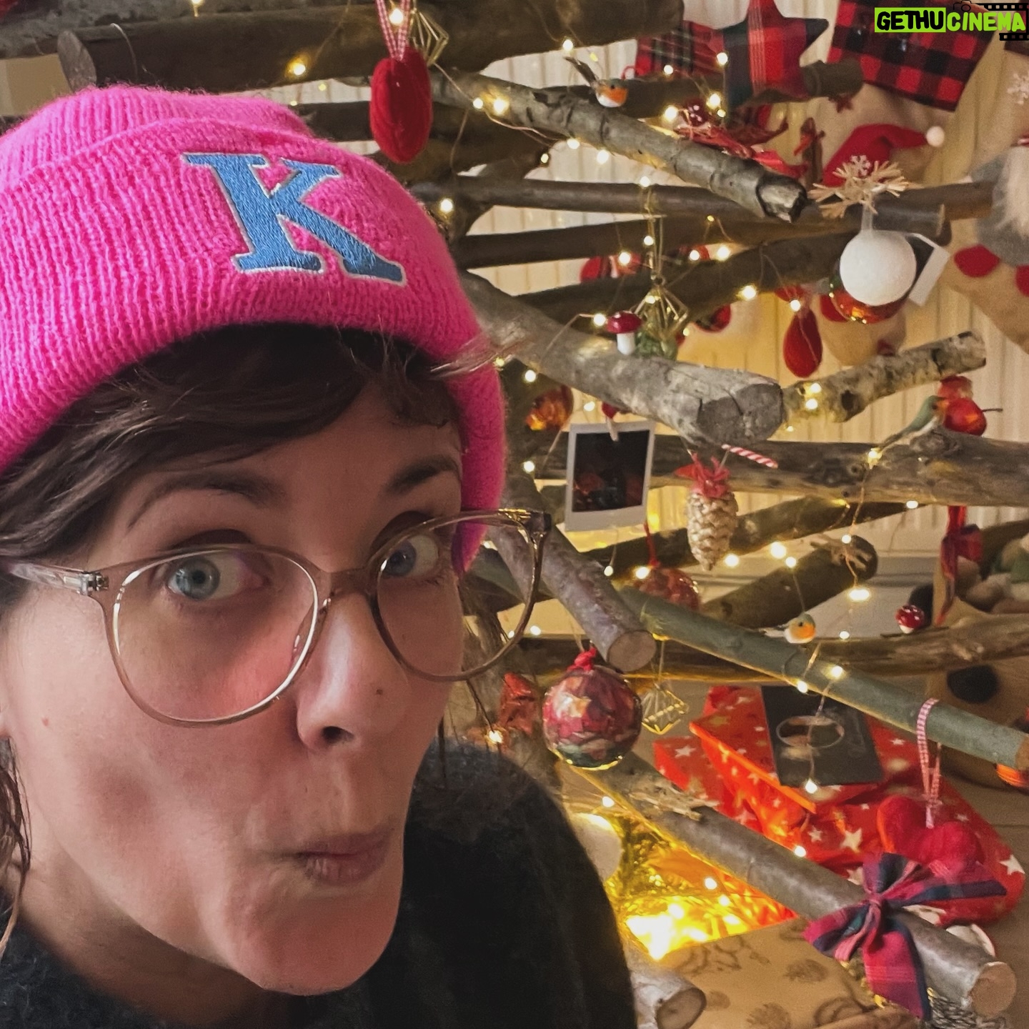 Sarah Kuttner - 2.1K Likes - People! Ich wünsche euch gute Weihnachtsfeiertage! Ganz egal, wie sie aussehen: ob klassisch mit Menschen und Glitzer, oder ob alleine und ohne Glitzer. Sorgt dafür, dass es euch gut geht! Folgt eurem Herz und Bauch und lasst euch nicht unterdrücken oder unterkriegen oder unterfüttern. Ich denke an euch, bin dankbar für euch, und schätze eure Weirdness! Ich küsse euer Herz (und eure Haustiere!)
❤️👊🏼🎄 Wer heute echt zu kämpfen hat, der mag vielleicht zu keinerbleibtallein.net gehen, da kann man gemeinsam kämpfen! Passt auf euch auf!
#froheweihnachten #frohesfest #keinerbleibtallein