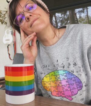 Sarah Kuttner Instagram - Um dem Garten Konkurrenz zu machen, arbeite ich heute viel mit Farben. Und draußen. Allerdings komm ich schon wieder zu Nix. Wegen dem Sack voll Ablenkung, der mich um seine Finger wickeln will, während ich eigentlich Newsletter schreiben soll. Nun. Mal sehen wie weit ich komme. Wo lasst ihr euch von was ablenken? Shoot, damit ich mich nicht so schlecht fühle!!!