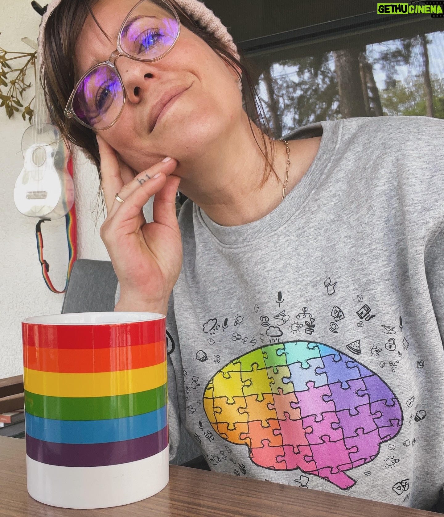 Sarah Kuttner - 1.7K Likes - Um dem Garten Konkurrenz zu machen, arbeite ich heute viel mit Farben. Und draußen. Allerdings komm ich schon wieder zu Nix. Wegen dem Sack voll Ablenkung, der mich um seine Finger wickeln will, während ich eigentlich Newsletter schreiben soll. Nun. Mal sehen wie weit ich komme. Wo lasst ihr euch von was ablenken? Shoot, damit ich mich nicht so schlecht fühle!!!