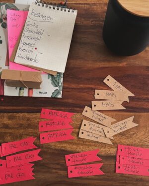 Sarah Kuttner Instagram - Unsere kleine Farm nimmt heute die Produktion auf. Ich habe eine Vorzuchtschaukel gebaut, Christoph sät, und ich mache Fehler beim Beschriften. Denn Papier weicht auf. Duh! Also hab ich einen neuen Plan gemacht. Und jetzt schaukeln alle glücklich. Mutti ist stolz und liegt jetzt lang. Was habt ihr heute gemacht? Und wie geht es euch jetzt danach? Shoot!