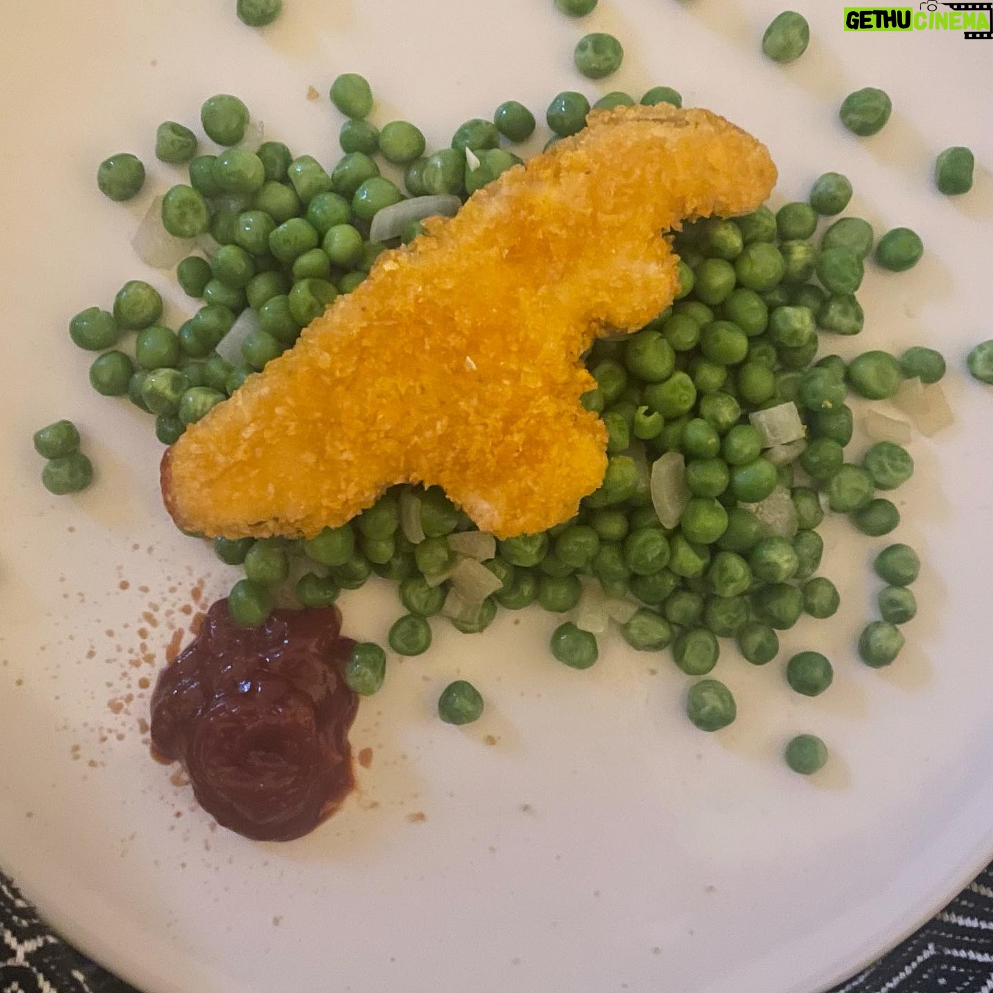 Sarah Kuttner - 1.7K Likes - Dino auf Erbsen. Weil heute ein oller Tag ist. Was ist euer #comfortfood?