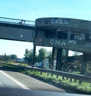 Sarah Kuttner Instagram - better call oma! 
(Wer auch immer jetzt wegen dieses Bildes wirklich Oma anruft: 👊🏼😘)
PS: meine Omas kann man nicht mehr anrufen, aber die eine mochte den Knef-Song so gerne. #omaliebe