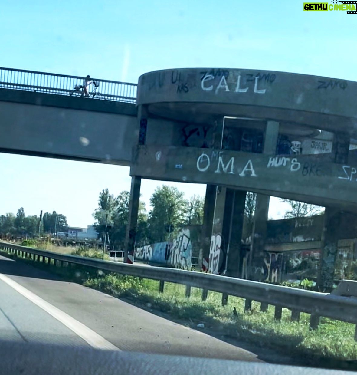 Sarah Kuttner - 2.5K Likes - better call oma!
(Wer auch immer jetzt wegen dieses Bildes wirklich Oma anruft: 👊🏼😘)
PS: meine Omas kann man nicht mehr anrufen, aber die eine mochte den Knef-Song so gerne. #omaliebe