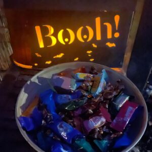 Sarah Kuttner Instagram - Unser Beitrag zu Halloween. Kein Klingeln, kein Nerv, einfach erschrecken, Zucker nehmen und ciao! Christoph hat die „Booh!-Box“ (so nennt er sie 😍) selbst gebastelt. Mit meinen Solarlampen aus dem Garten. Ich dachte nur an ein handgeschriebenes Schild. #adhsbeziehung #halloween