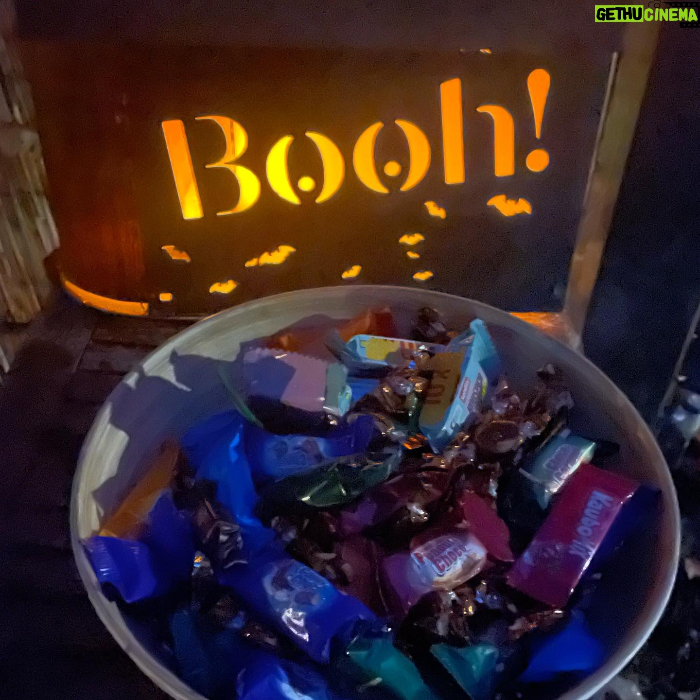 Sarah Kuttner - 1.5K Likes - Unser Beitrag zu Halloween. Kein Klingeln, kein Nerv, einfach erschrecken, Zucker nehmen und ciao! Christoph hat die „Booh!-Box“ (so nennt er sie 😍) selbst gebastelt. Mit meinen Solarlampen aus dem Garten. Ich dachte nur an ein handgeschriebenes Schild. #adhsbeziehung #halloween