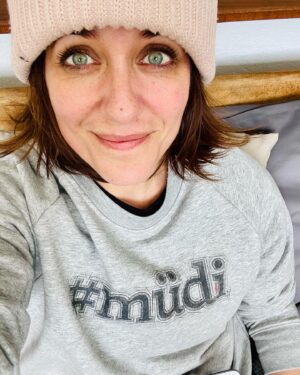 Sarah Kuttner Instagram - Heute bin ich richtig kaputt! Trotz ADHS-Medikation und eigentlich coolen To-Dos, wie meinen geliebten Newsletter schreiben und ein Hundevideo (Thema „Trost“!) fertig schneiden, sind mein Körper und mein Hirn bleischwer. Unfassbar! Allein dieser Blick hat mich Energie für Tage gekostet! Wer von euch ist auch schlapp heute? Und wo seid ihr es? Shoot! 😘