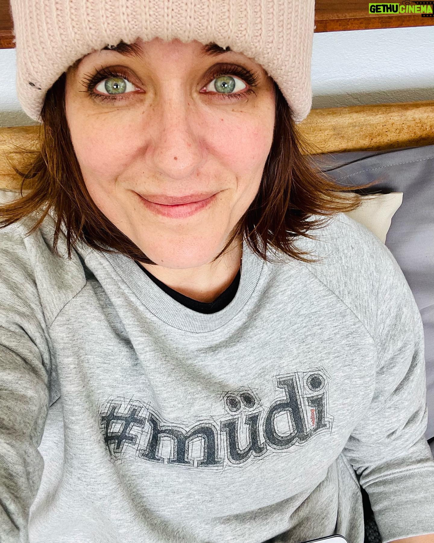Sarah Kuttner - 2.4K Likes - Heute bin ich richtig kaputt! Trotz ADHS-Medikation und eigentlich coolen To-Dos, wie meinen geliebten Newsletter schreiben und ein Hundevideo (Thema „Trost“!) fertig schneiden, sind mein Körper und mein Hirn bleischwer. Unfassbar! Allein dieser Blick hat mich Energie für Tage gekostet! Wer von euch ist auch schlapp heute? Und wo seid ihr es? Shoot! 😘