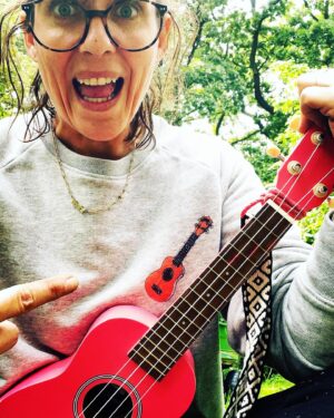 Sarah Kuttner Instagram - Wenn man seine eigene Pullifirma hat (@oakling_softwear), wird man null reich. Jedenfalls, wenn man wie ich ist. Aber man kann tollen Quatsch machen, wie die eigene Lieblingsukulele malen und auf Sweat drucken lassen. Und das ist doch auch was! 
❤️
#ukulele #ukulelelove #ukuleleplayer #fashion #sweatshirt #müdi