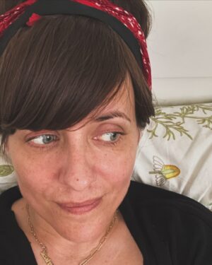 Sarah Kuttner Instagram - Zufrieden und schon seit Stunden im Bett. Wo seid ihr, und wie fühlt ihr euch dabei? Shoot! #happysonntag #wiegehtesdirwirklich