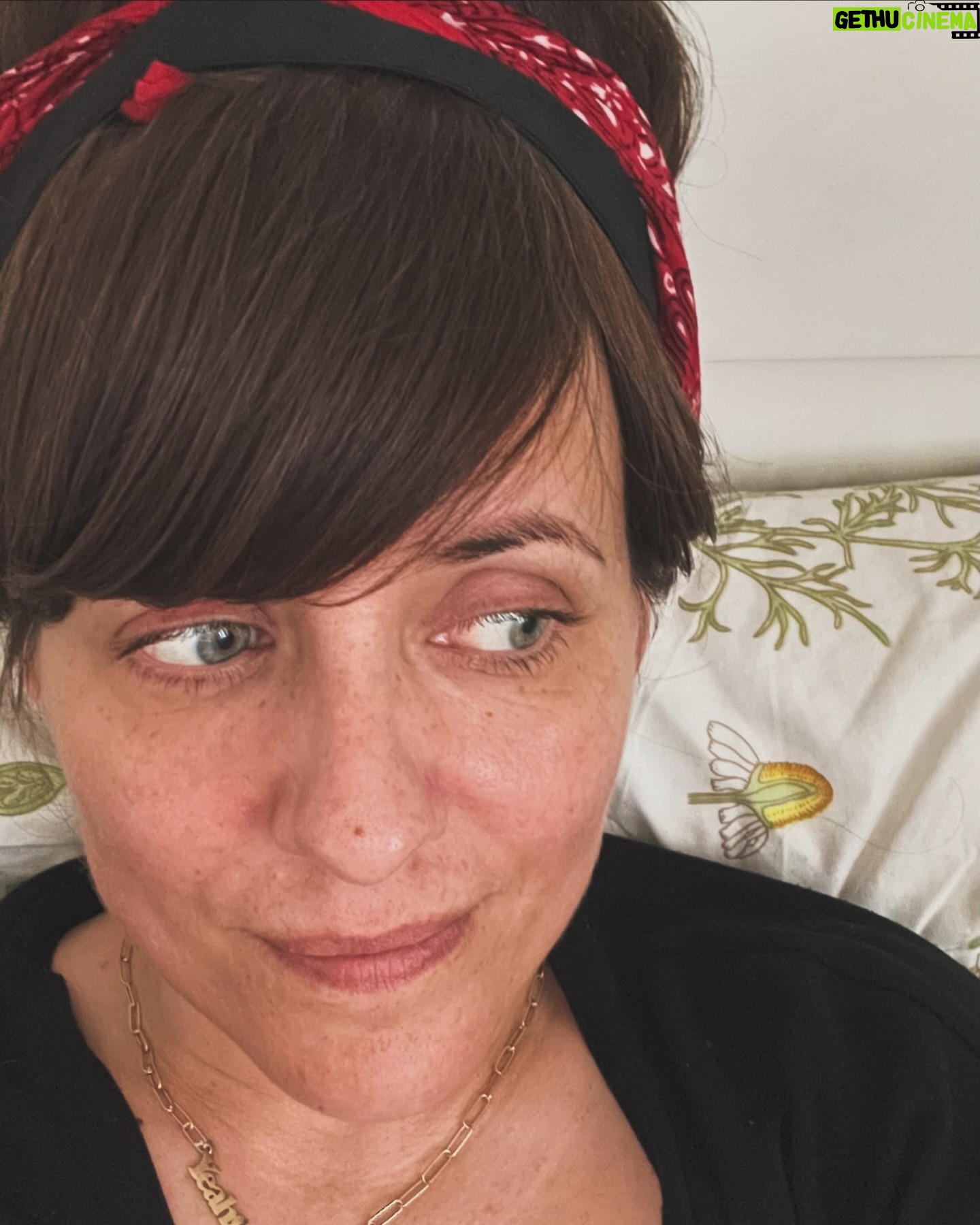 Sarah Kuttner - 1.3K Likes - Zufrieden und schon seit Stunden im Bett. Wo seid ihr, und wie fühlt ihr euch dabei? Shoot! #happysonntag #wiegehtesdirwirklich