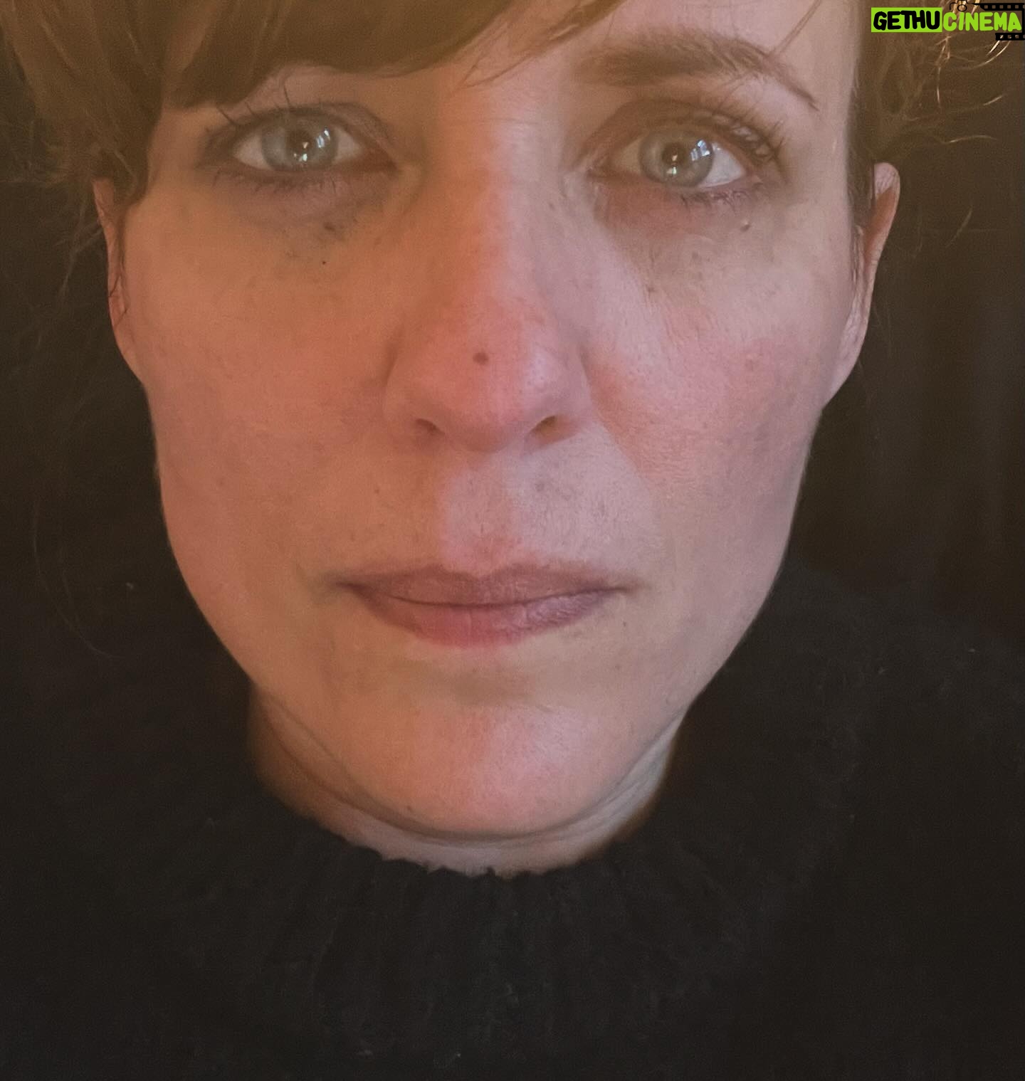 Sarah Kuttner - 4.3K Likes - Hi. Heute ist so ein Tag. Ich fühle mich weirdly besiegt und daraus folgend hoffnungsarm. Wird morgen wieder anders sein. Aber heute fühlt es sich so an. Ich kann unmöglich allein sein damit, also: wie geht es dir in zwei Adjektiven? Shoot! (Ich freue mich auch über Positives! Jeder so, wie es eben ist. Ok?) #wiegehtesdirwirklich