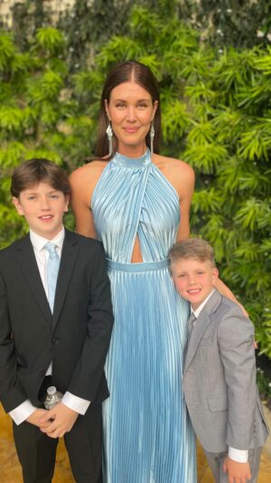 Sarah Lancaster Instagram - Mr. & Mrs. Lancaster 💍 💕 
@danlancaster_ little brother you hit the jackpot 🎰 with @sarabantle love you both