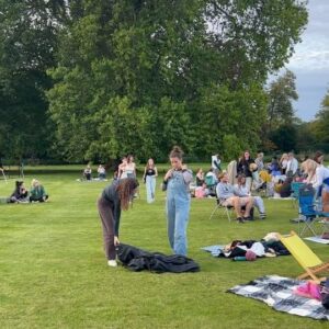 Sarah Parish Instagram - It’s open air cinema at Avington Park! Great night watching Dirty Dancing with @thejimmurray @sarah.hickton and #Nelly. Champagne, chocolate and the Merengue…What’s not to love. @adventurecinema @avingtonp #dirtydancing #icarriedawatermelon🍉