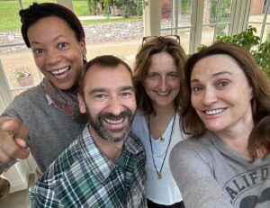 Sarah Parish Instagram - I miss my mates😔Thanks for coming to stay @charliecondou @tara.hull #NinaSosanya #mytribe #Benny’s #bestfriends