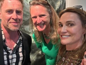 Sarah Parish Instagram - Couldn’t be prouder of @thejimmurray . What a wonderful evening and how thrilling that he gets to exhibit his work next to John Constable!!!👏👏👏👏wow….just wow.
@arcwinch #johnconstable #exhibition #abstractart