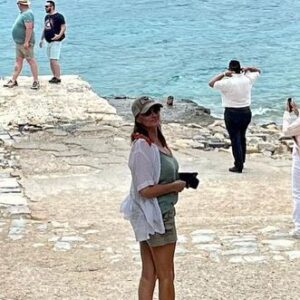 Sarah Parish Instagram - I couldn’t have wished for a better,  more relaxing holiday. Thank you @stnicolasbay for your incredible hospitality. Amazing food, beautiful coastline, impeccable service. Luxury at its best. We’ll be back.
@stnicolasbay @emmamackleyprivatetravel @thejimmurray #Crete #creteisland #crete🇬🇷 #cretegreece #Lesley&Katie #AlexandrosGlynos