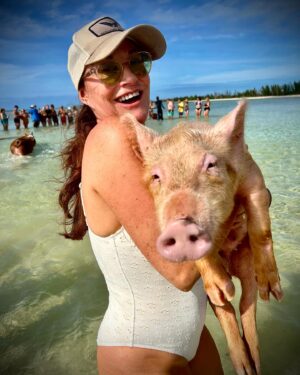 Sarah Parish Instagram - Just me and my pig. Amazing day swimming with pigs in the Bahamas. This @regentcruises on the Grandeur is exceptional. Highly recommend.
@thejimmurray @regentcruises #sevenseasgrandeur #bahamas