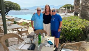Sarah Parish Instagram - I couldn’t have wished for a better,  more relaxing holiday. Thank you @stnicolasbay for your incredible hospitality. Amazing food, beautiful coastline, impeccable service. Luxury at its best. We’ll be back.
@stnicolasbay @emmamackleyprivatetravel @thejimmurray #Crete #creteisland #crete🇬🇷 #cretegreece #Lesley&Katie #AlexandrosGlynos
