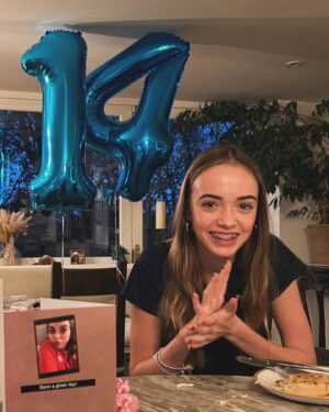 Sarah Parish Instagram - Little Nelly is 14! How the hell did that happen? Happy Birthday darling girl. Oh how we love you.🎉❤️🎉❤️🎉❤️@thejimmurray