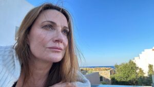 Sarah Parish Instagram - I couldn’t have wished for a better,  more relaxing holiday. Thank you @stnicolasbay for your incredible hospitality. Amazing food, beautiful coastline, impeccable service. Luxury at its best. We’ll be back.
@stnicolasbay @emmamackleyprivatetravel @thejimmurray #Crete #creteisland #crete🇬🇷 #cretegreece #Lesley&Katie #AlexandrosGlynos