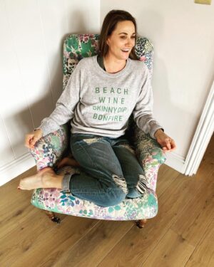 Sarah Parish Instagram - Laughing my way into the weekend with @tabithawebbuk wearing this summers HOT HOT HOT new knit! Can’t get enough of this jumper❤️❤️❤️❤️or it’s designer @tabithawebbuk  Available to pre order now at tabithawebb.co.uk #summerknits #cashmere #summerfashion #beachwineskinnydipbonfire